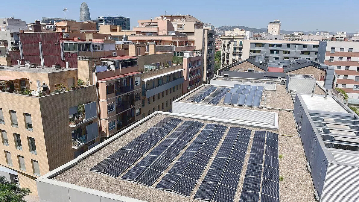 Las placas solares se instalarán en varios techos municipales, incluyendo el del Ayuntamiento.